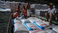 Pekerja mengangkut pupuk bersubsidi phonska ke dalam truk untuk didistribusikan di Gudang Kalikuning, Kabupaten Semarang, Jawa Tengah. ANTARA FOTO/Makna Zaezar