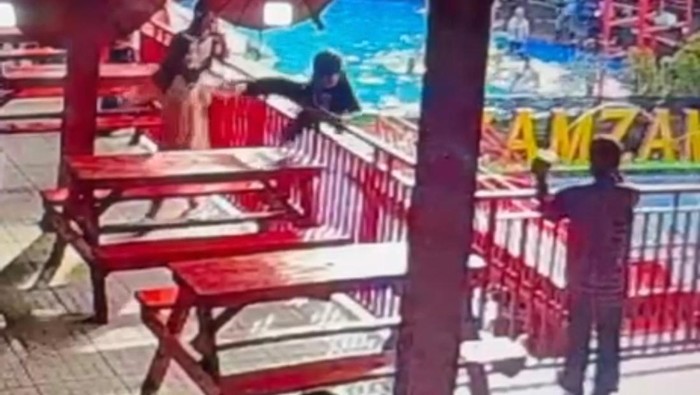 rekaman CCTV bocah jatuh di kolam renang Kuningan