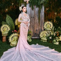 338 ribu dollar AS sendiri jika dirupiahkan maka setara dengan Rp 6 miliar. Biaya yang cukup fantastis namun sesuai dengan kemewahan yang dihadirkan di rangkaian acara pernikahan Jennifer Coppen dan Justin Hubner. Foto: Resepsi pernikahan Jennifer Coppen dan Justin Hubner dengan busana adat Bali modifikasi. (Instagram @jennifercoppenreal20)