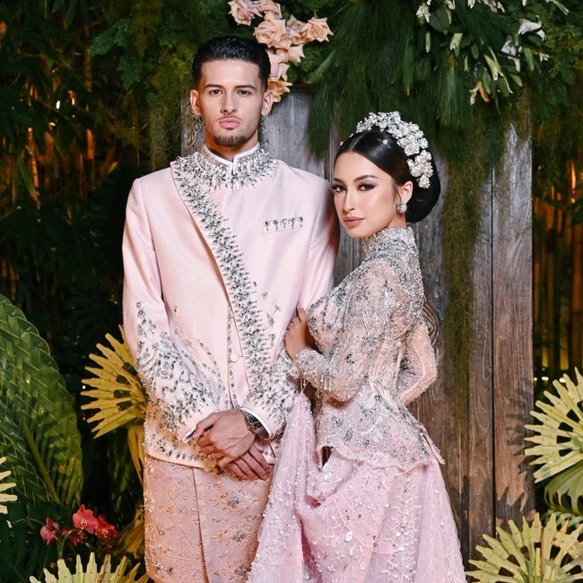 5 Gaya Jennifer Coppen dan Justin Hubner Pakai Busana Adat Bali Saat Resepsi