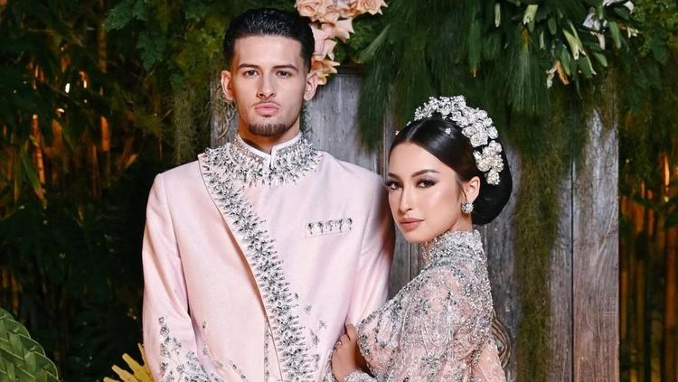 5 Gaya Jennifer Coppen dan Justin Hubner Pakai Busana Adat Bali Saat Resepsi