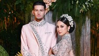 Dalam salah satu wawancara di akun @roffipuiddd disebutkan mengenai detail biaya pernikahan Jennifer Coppen. Foto: Resepsi pernikahan Jennifer Coppen dan Justin Hubner dengan busana adat Bali modifikasi. (Instagram @jennifercoppenreal20)