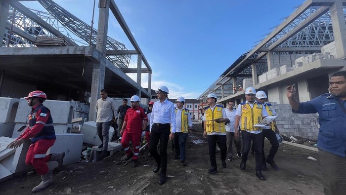 Menteri Pekerjaan Umum Dody Hanggodo tengah memantau progres pengerjaan Sekolah Rakyat Jatim 4 Banyuwangi pada titik gedung asrama guru