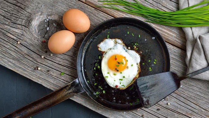 Sering Gagal Bikin Telur Ceplok? Coba Trik Mudah dari Chef Ini