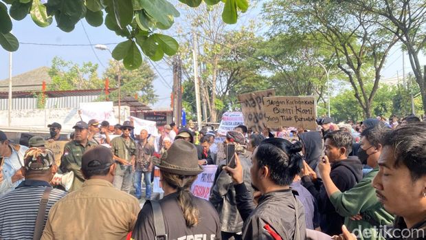 Sidang Sudewo di Semarang Suasana aksi massa para pendukung eks Bupati Pati Sudewo di halaman Pengadilan Tipikor, Kecamatan Semarang Barat, Kota Semarang, Senin (15/6/2026).
