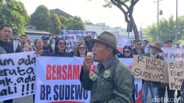 Suasana aksi massa para pendukung eks Bupati Pati Sudewo di halaman Pengadilan Tipikor, Kecamatan Semarang Barat, Kota Semarang, Senin (15/6/2026).