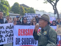 Sidang Perdana Korupsi Eks Bupati Pati Sudewo Diwarnai Aksi Pendukung