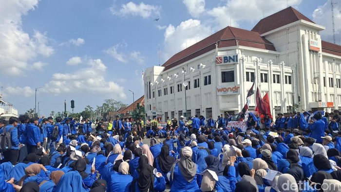 Suasana aksi massa mahasiswa UII di Kawasan Titik Nol Jogja, Senin (15/6/2026).