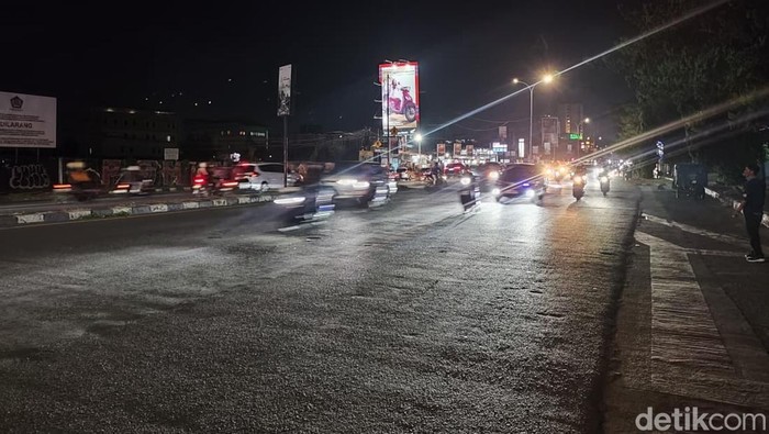 Suasana lalu lintas di Jalan Urip Sumoharjo Makassar malam ini.