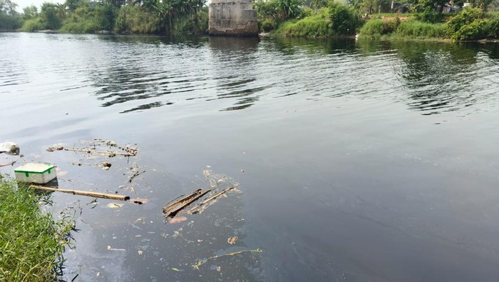 Sungai Ciujung di Kabupaten Serang, Banten, berwarna hitam dan mengeluarkan bau menyengat.