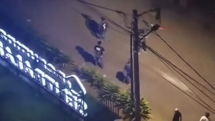 Tangkapan layar keributan di Cengkareng, Jakbar, pada Minggu (14/6/2026) malam.
