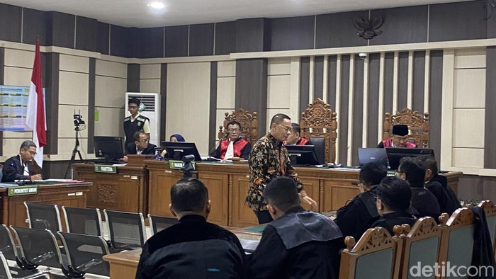 Terdakwa Bupati Pati, Sudewo, dalam sidang perdana di Pengadilan Tipikor Semarang, Kecamatan Semarang Barat, Kota Semarang, Senin (15/6/2026).