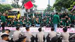 Terdampak Aksi Mahasiswa, Sopir Mobil Box Rehat di Tengah Penutupan Jalan Sudirman