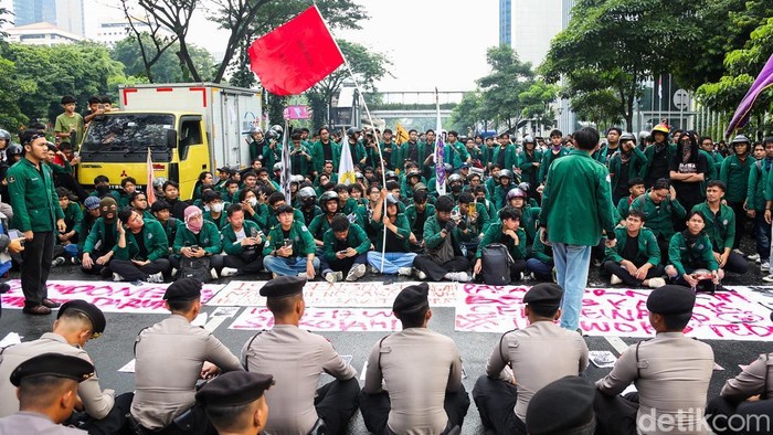 Sejumlah mahasiswa yang tergabung dalam Badan Eksekutif Mahasiswa (BEM) Universitas Muhammadiyah Prof. Dr. Hamka (UHAMKA) menggelar aksi unjuk rasa di Jalan Jenderal Sudirman, Jakarta, Senin (15/6/2026).

Massa aksi semula berencana bergerak menuju kawasan Patung Kuda untuk menyampaikan aspirasi, namun langkah mereka terhenti akibat pengamanan yang dilakukan aparat.