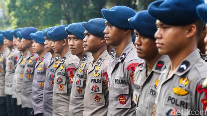 Sejumlah mahasiswa yang tergabung dalam Badan Eksekutif Mahasiswa (BEM) Universitas Muhammadiyah Prof. Dr. Hamka (UHAMKA) menggelar aksi unjuk rasa di Jalan Jenderal Sudirman, Jakarta, Senin (15/6/2026).Massa aksi semula berencana bergerak menuju kaw