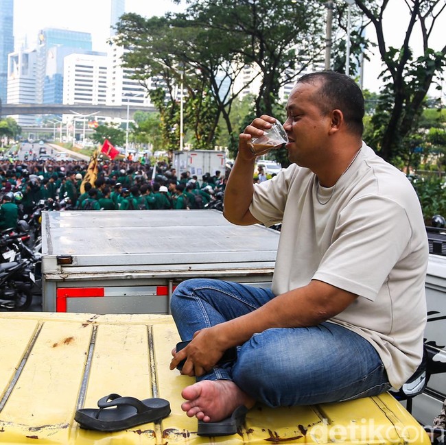 Terdampak Aksi Mahasiswa, Sopir Mobil Box Rehat di Tengah Penutupan Jalan Sudirman