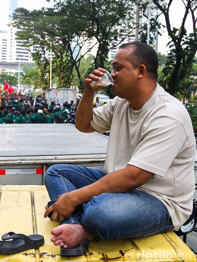 Terdampak Aksi Mahasiswa, Sopir Mobil Box Rehat di Tengah Penutupan Jalan Sudirman