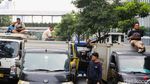 Terdampak Aksi Mahasiswa, Sopir Mobil Box Rehat di Tengah Penutupan Jalan Sudirman