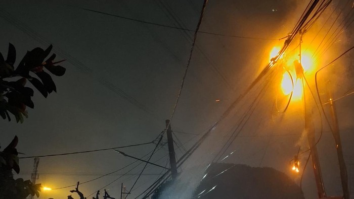 Tiang listrik di Jalan Rawa Geni, Cipayung, Depok, Jawa Barat, terbakar.