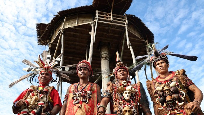 Sejumlah pria Suku Dayak Bidayuh memainkan alat musik tradisional pada Gawai Nyobeng atau Nibakng saat berjalan menuju Rumah Baluk di Dusun Sebujit Baru, Desa Hlibuei, Kecamatan Siding, Kabupaten Bengkayang, Kalimantan Barat, Senin (15/6/2026). Gawai Nyobeng atau Nibakng merupakan tradisi masyarakat Dayak Bidayuh sebagai ungkapan syukur atas hasil panen yang telah diperoleh sekaligus menandai dimulainya kembali masa bercocok tanam. ANTARA FOTO/Jessica Wuysang/bar