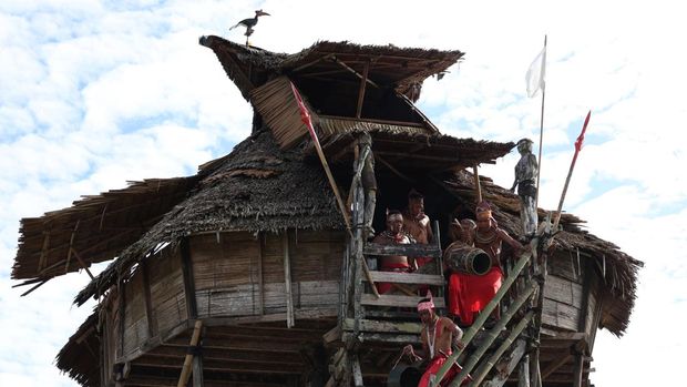 Tradisi Gawai Nyobeng Dayak Bidayuh Sejumlah pria Suku Dayak Bidayuh memainkan alat musik tradisional pada Gawai Nyobeng atau Nibakng saat berjalan menuju Rumah Baluk di Dusun Sebujit Baru, Desa Hlibuei, Kecamatan Siding, Kabupaten Bengkayang, Kalimantan Barat, Senin (15/6/2026). Gawai Nyobeng atau Nibakng merupakan tradisi masyarakat Dayak Bidayuh sebagai ungkapan syukur atas hasil panen yang telah diperoleh sekaligus menandai dimulainya kembali masa bercocok tanam. ANTARA FOTO/Jessica Wuysang/bar
