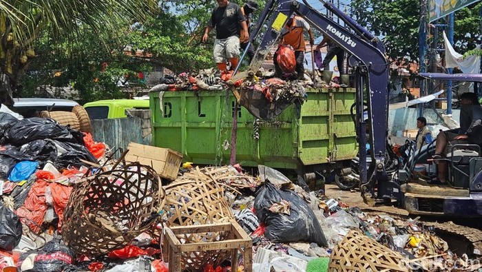 Truk pengangkut sampah di Cianjur