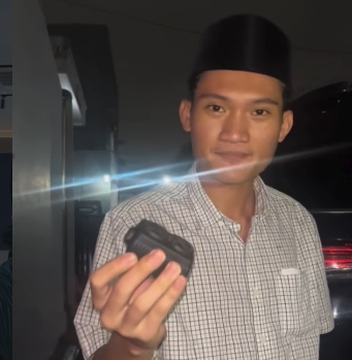 Tangkapan layar momen saat mantan Ketua BEM UGM, Tiyo Ardianto, menemukan alat pelacak yang dipasang di bawah kendaraannya. Foto diunggah Senin (15/6/2026).