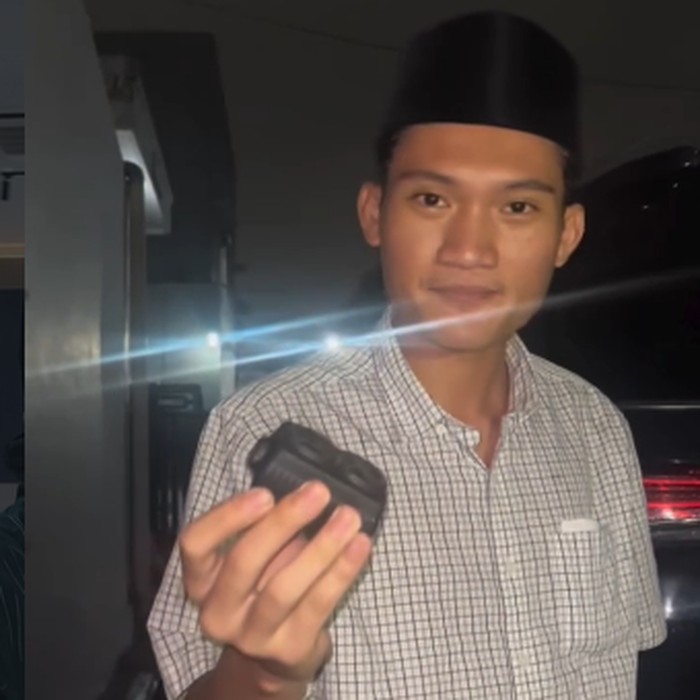 Tangkapan layar momen saat mantan Ketua BEM UGM, Tiyo Ardianto, menemukan alat pelacak yang dipasang di bawah kendaraannya. Foto diunggah Senin (15/6/2026).