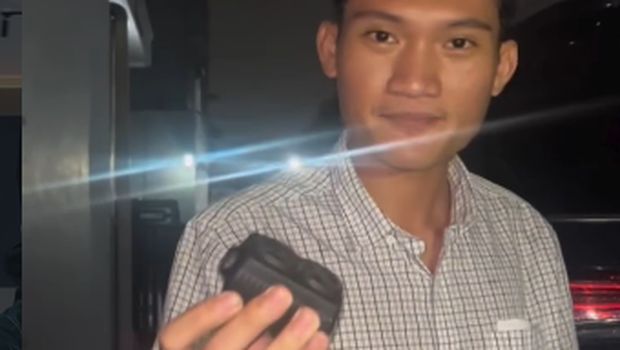 Tangkapan layar momen saat mantan Ketua BEM UGM, Tiyo Ardianto, menemukan alat pelacak yang dipasang di bawah kendaraannya. Foto diunggah Senin (15/6/2026).