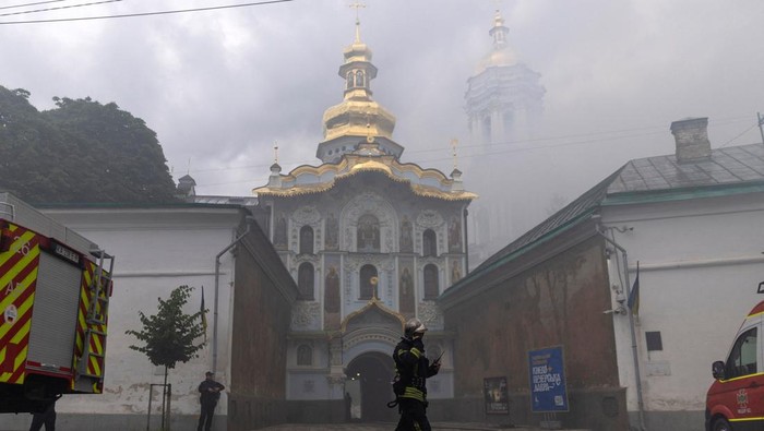 An emergency worker walks in front of Kyiv Pechersk Lavra, after it was hit during Russian missile and drone strikes, amid Russia's attack on Ukraine, in Kyiv, Ukraine June 15, 2026.  REUTERS/Thomas Peter