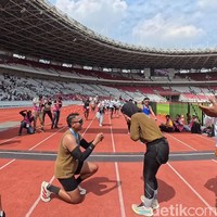 Romantis! Viral Wanita Dilamar Pacar Usai Finish Marathon 42K Jakim 2026