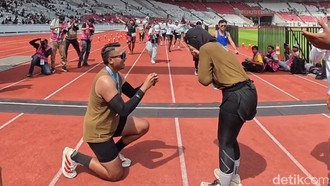 Romantis! Viral Wanita Dilamar Pacar Usai Finish Marathon 42K Jakim 2026