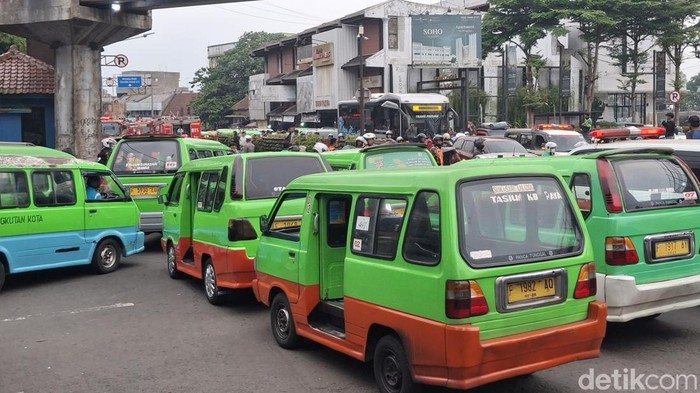 Wali Kota Bogor Dedie A Rachim resmi meneken Perwali yang mengatur usia angkot di Kota Bogor, Senin (15/6/2026). Angkot tua di atas 20 tahun dilarang beroperasi.