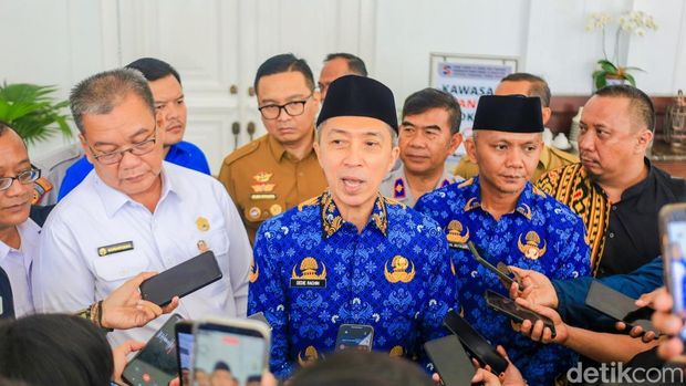 Wali Kota Bogor Dedie A Rachim resmi meneken Perwali yang mengatur usia angkot di Kota Bogor, Senin (15/6/2026). Angkot tua di atas 20 tahun dilarang beroperasi.