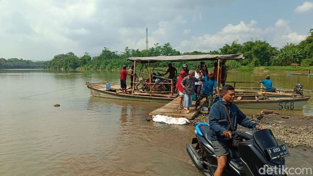 Warga memanfaatkan perahu yang dibuat swadaya oleh masyarakat setempat akibat Jembatan Serayu Banyumas ditutup selama satu setengah bulan untuk perbaikan, Senin (15/6/2026). Warga memanfaatkan perahu yang dibuat swadaya oleh masyarakat setempat akibat Jembatan Serayu Banyumas ditutup selama satu setengah bulan untuk perbaikan, Senin (15/6/2026).