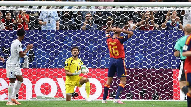 Spanyol Dibikin Frustasi Kiper 40 Tahun Mantan Rekan Setim Witan