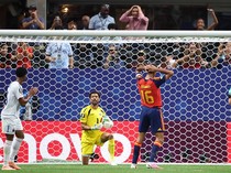 Ketangguhan Kiper 40 Tahun Bikin Pemain Spanyol Frustasi