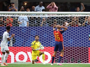 Ketangguhan Kiper 40 Tahun Bikin Pemain Spanyol Frustasi