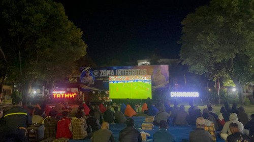 Acara nonton bareng (nobar) Piala Dunia 2026 di halaman Mapolres Tabanan saat pertandingan Belanda vs Jepang, Senin (15/6/2026) dini hari. (Dok Polres Tabanan)
