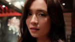 Pesona Asha Assuncao Anggun dalam Balutan Kamisol Renda