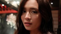 Asha Assuncao bergaya dengan latar belakang interior restoran bergaya Jepang yang estetik dan mewah. Waktu yang sama minggu depan? tulisnya dilihat di Instagram, Selasa (16/6/2026). (Foto: dok Instagram asha.assuncao)