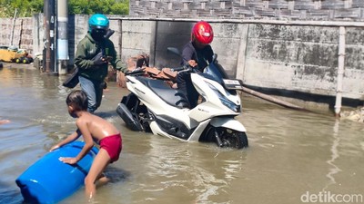 Kawasan Pesisir Sidoarjo Terendam Banjir Rob