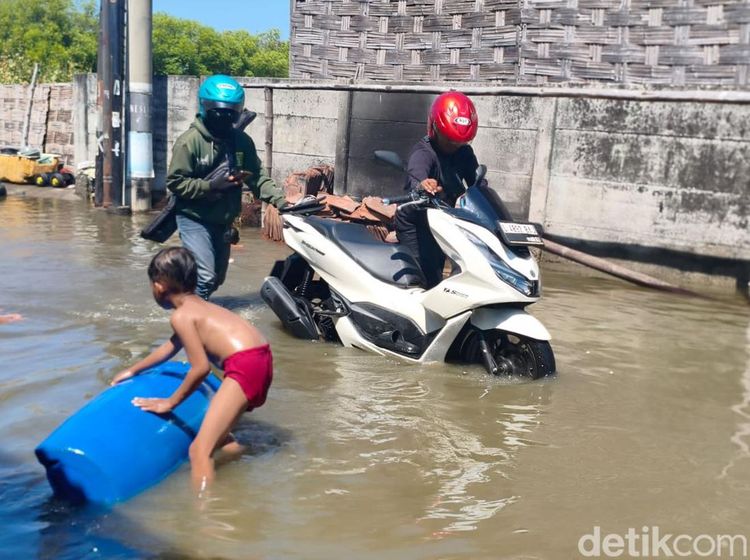 Kawasan Pesisir Sidoarjo Terendam Banjir Rob