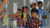 Para peserta memperhatikan sejumlah trik sains yang didemonstrasikan dengan cara menyenangkan di STEAMTech,  Taman Ismail Marzuki (TIM), Selasa (16/6/2026). Beberapa menggunakan konsep sains dasar seperti tekanan udara, energi, hingga massa.