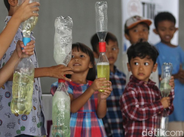 STEAMTech di Taman Ismail Marzuki menghadirkan eksperimen interaktif untuk mengenalkan konsep sains kepada anak-anak secara menyenangkan.