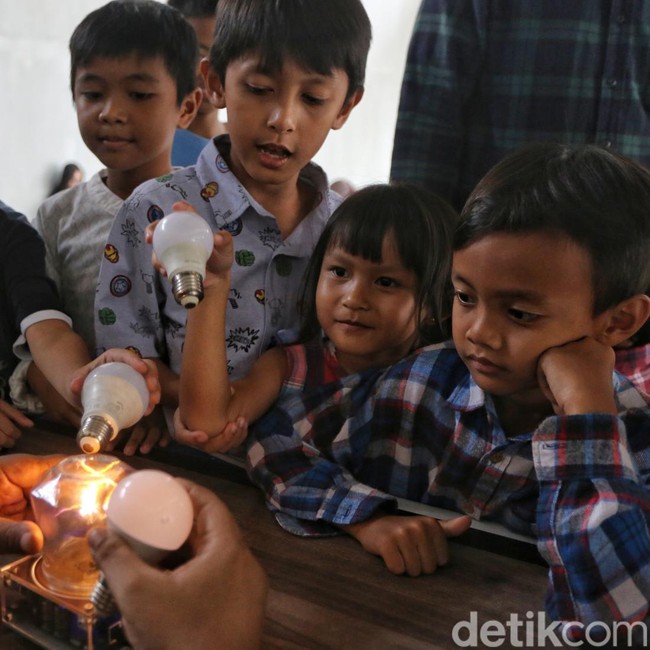 Belajar Sains Lewat Eksperimen Interaktif di STEAMTech TIM