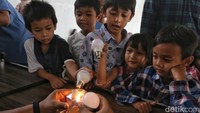 Praktik penegenalan energi listrik lebih dekat kepada anak-anak.