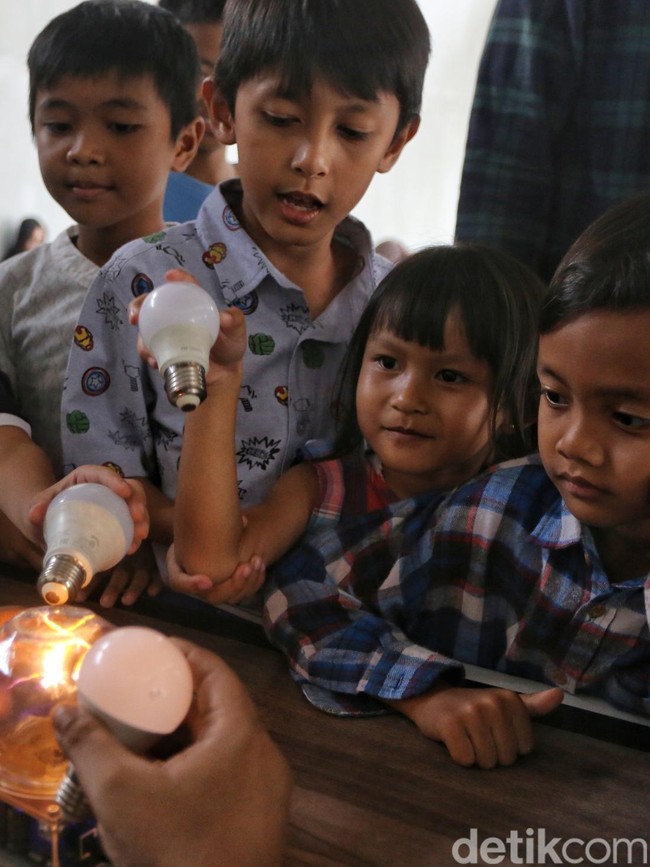 Belajar Sains Lewat Eksperimen Interaktif di STEAMTech TIM