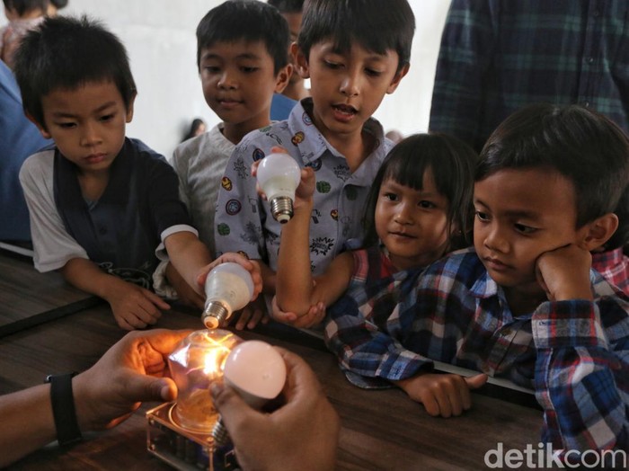 STEAMTech di Taman Ismail Marzuki menghadirkan eksperimen interaktif untuk mengenalkan konsep sains kepada anak-anak secara menyenangkan.