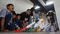 Peserta melihat praktik pelontar kertas menggunakan tekanan udara (pompa angin) ke dalam tabung. Kegiatan ini bertujuan mengedukasi masyarakat, membangun rasa ingin tahu terhadap ilmu pengetahuan dan menunjukkan bahwa sains itu menyenangkan.